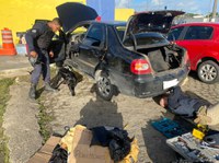 Um veículo, três crimes. PRF flagra documento falso, mandado de prisão e porte de droga para consumo, no mesmo veículo.