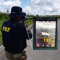 PRF flagra motoristas em alta velocidade na BR 101