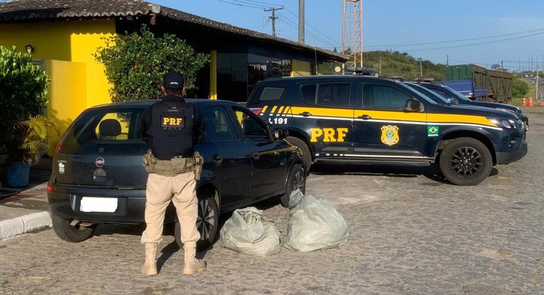 PRF prende 3 pessoas e apreende mercadoria furtada