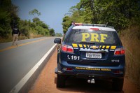 PRF flagra condutor embriagado fazendo zigue-zague na pista