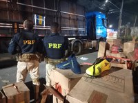 Estância/SE: PRF apreende quase 800 pares de calçados falsificados