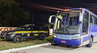 Ônibus com placas adulteradas é recuperado pela PRF