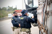 PRF flagra caminhoneiros viajando de maneira irregular