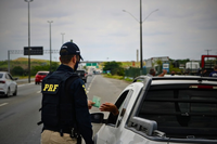 CNH SUSPENSA: PRF flagra mais um motorista dirigindo com a documentação irregular em Sergipe