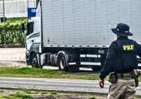 PRF flagra em Cristinápolis/SE caminhoneiro transportando carga sem nota fiscal