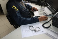PRF prende homem com mandado de prisão em aberto