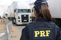 PRF/SE: caminhoneiro idoso é flagrado com CNH suspensa