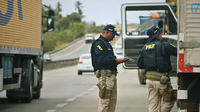 PRF em Sergipe orienta motoristas sobre saúde e segurança no Dia do Caminhoneiro