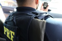 BR-101: PRF flagra motociclista pilotando com CNH suspensa e vencida