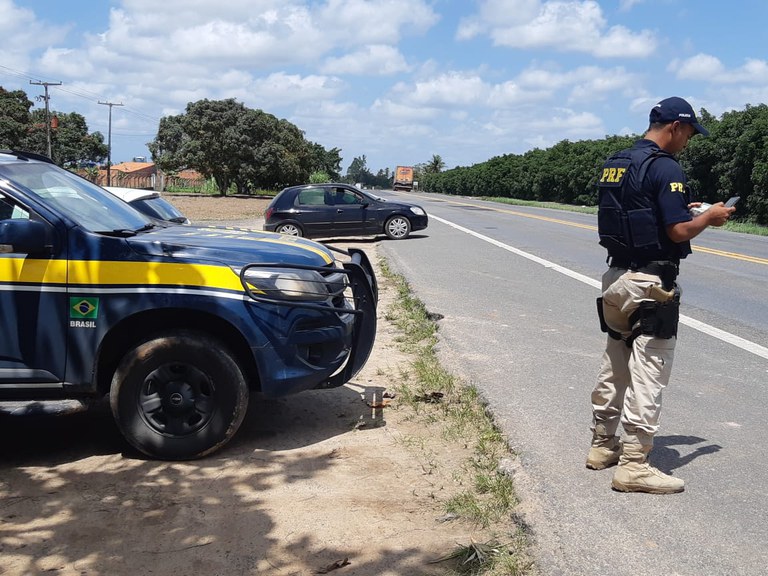 Carira/SE: PRF flagra inabilitado pilotando na BR-235