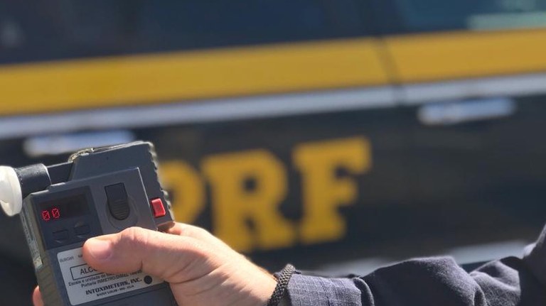 PRF flagra condutor embriagado trafegando na BR-235