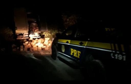PRF liberta refém e recupera caminhão e carga roubados