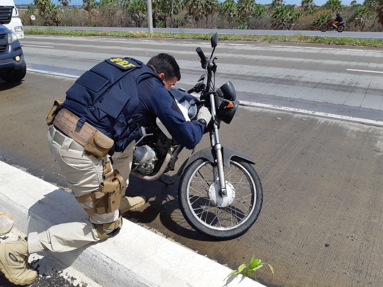 PRF recupera na BR-235 duas motos adulteradas