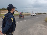 Rosário do Catete/SE: PRF flagra inabilitado pilotando na BR-101