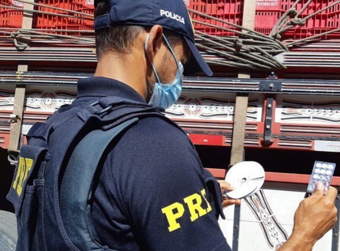 Sergipe: PRF flagra motoristas portanto comprimidos de rebites