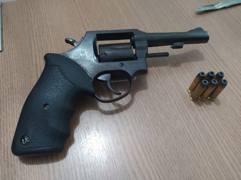 Mulher é presa por porte ilegal de arma de fogo