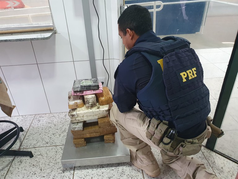 PRF apreende 18kg de droga transportados em ônibus rodoviário