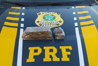 1kg de substância análoga à maconha foi apreendido sendo transportado em mochila de motociclista