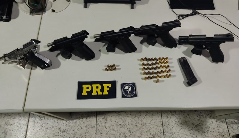 5 pistolas e 44 munições foram apreendidas sendo transportadas em ônibus rodoviário, em Paraíso do Tocantins/TO