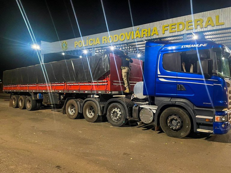 PRF apreende cerca de 28m³ de madeira transportados ilegalmente em Paraíso do Tocantins