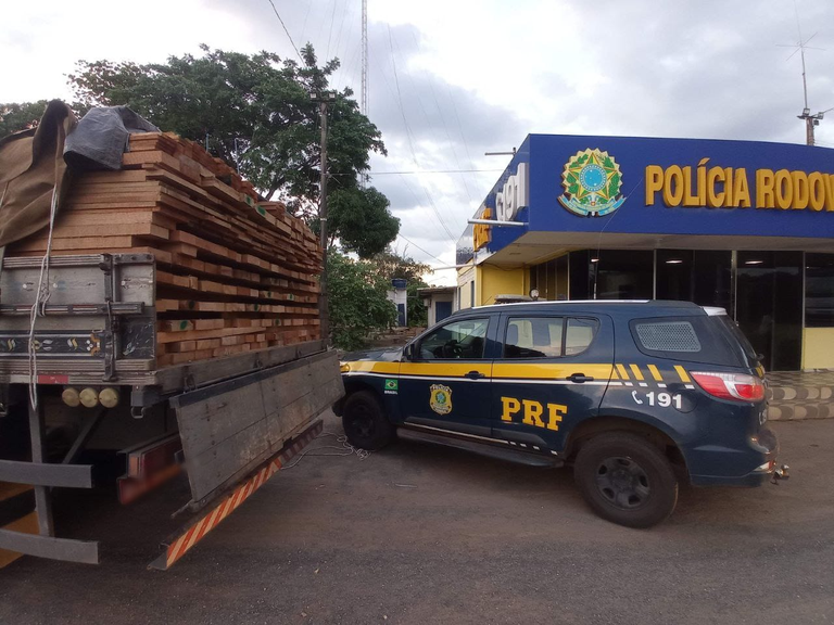 PRF apreende cerca de 14,5 m³ de madeira serrada transportada ilegalmente em Palmeiras do Tocantins/TO