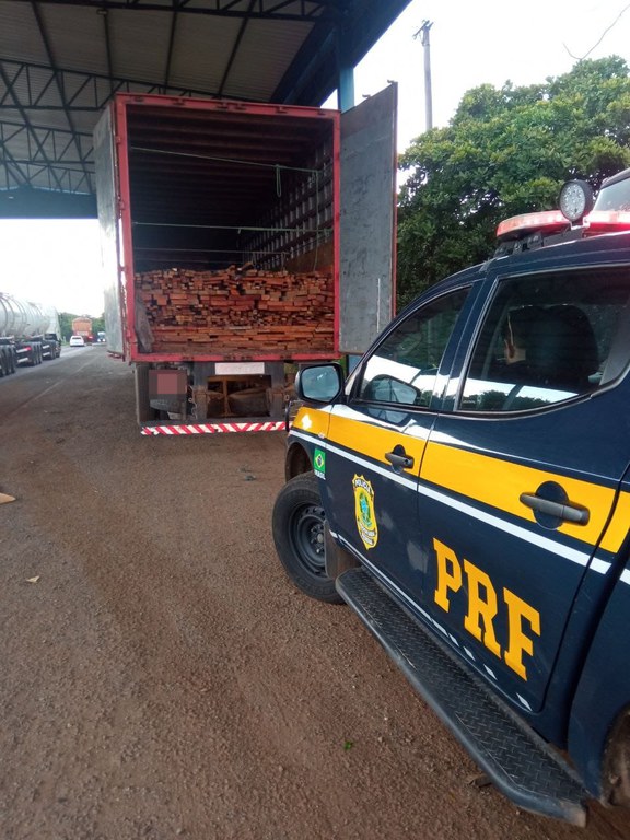 PRF apreende cerca de 69m³ de madeira sendo transportados irregularmente