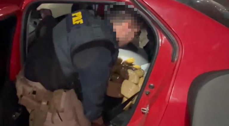 PRF apreende 50,4 kg de substância análoga a haxixe em Guaraí/TO