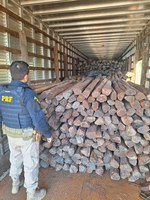 PRF apreende 34,38 m³ de madeira ilegal no município de Guaraí/TO
