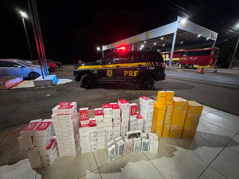 PRF apreende 210 celulares transportados sem nota fiscal em Guaraí/TO