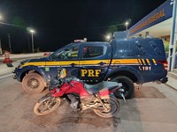 PRF recupera motocicleta furtada durante fiscalização em Araguaína/TO