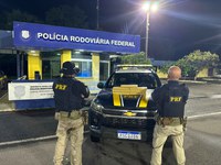 PRF apreende 8,4 kg de maconha com passageira de ônibus na BR-153, em Gurupi