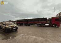 PRF apreende cerca de 44,70 m³ de madeira irregular na BR-010, em Palmas