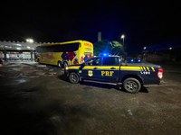 PRF flagra transporte clandestino de passageiros na BR-153, em Araguaína