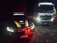 PRF identifica caminhão adulterado transportando 81 cabeças de gado em Guaraí