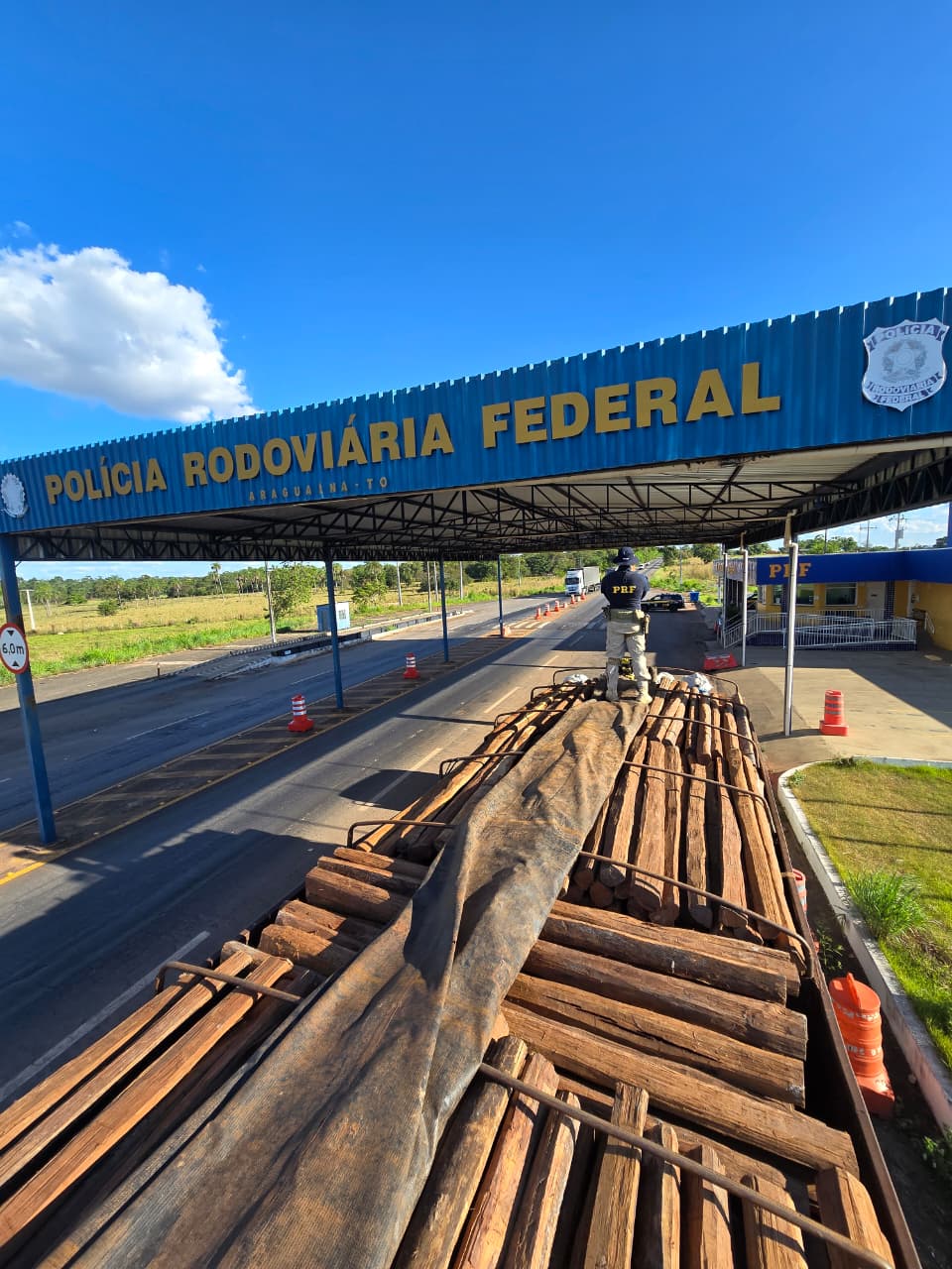 Imagem institucional da Polícia Rodoviária Federal (PRF) mostrando uma carreta carregada com madeira