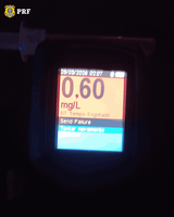 PRF localiza motorista embriagado que fugiu após colidir caminhão contra postes na BR-153, em Araguaína/TO