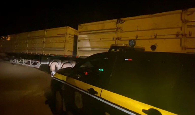 O condutor e os veículos automotores foram encaminhados para a Polícia Civil.