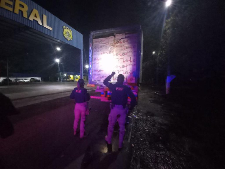 PRF apreende 2.210 litros de bebidas sem nota fiscal.