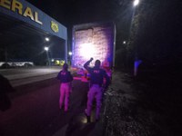 PRF apreende 2.210 litros de bebidas sem nota fiscal.