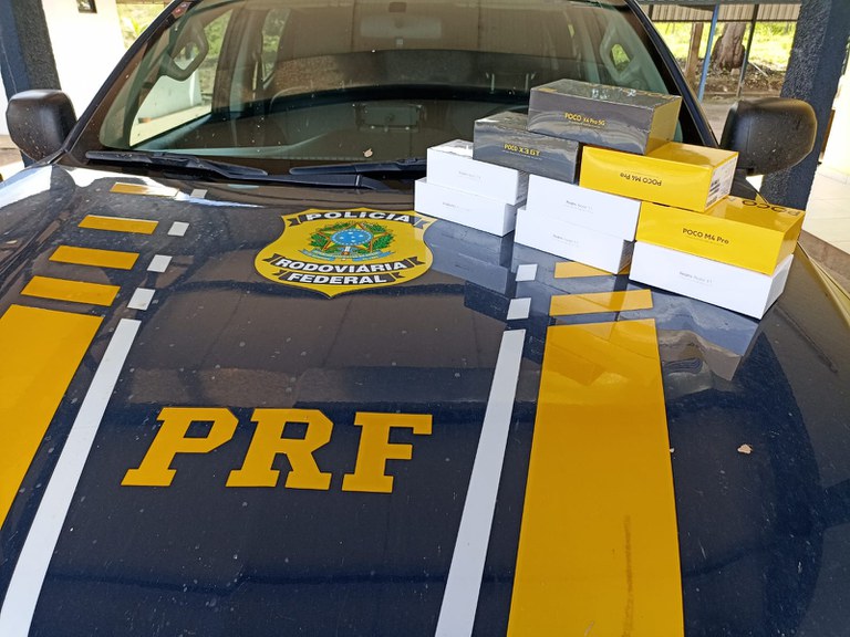 PRF apreende aparelhos celulares transportados sem nota fiscal.