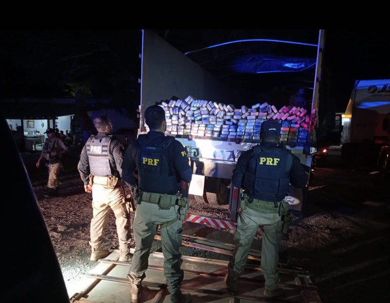 PRF apreende aproximadamente 200kg de substância análoga à cloridrato de cocaína.