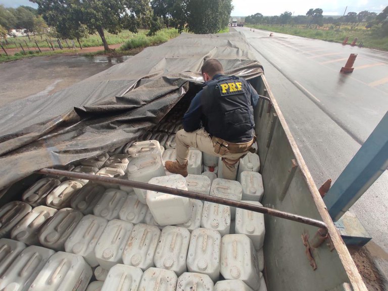 PRF apreende 12t de agrotóxico em Gurupi/TO.