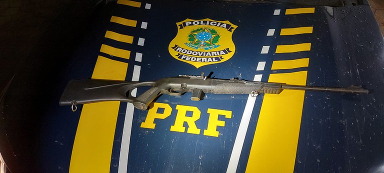 PRF apreende uma espingarda e munições na BR 242.