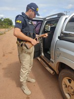 PRF detém homem por porte ilegal de arma de fogo.