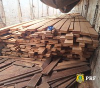 PRF apreende 17,83 m³ de madeira serrada transportada sem documentação em Guaraí