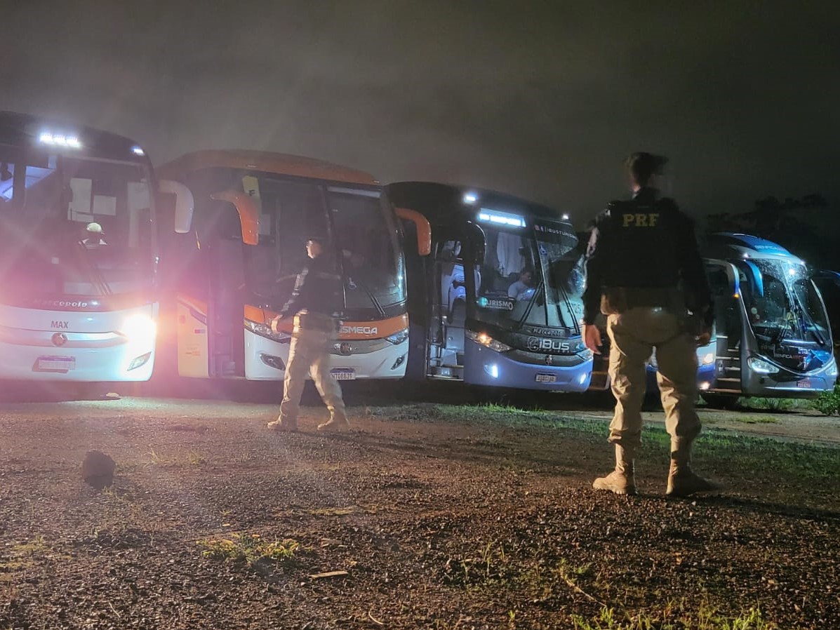 Passageiros passam a noite em ônibus atolados no Norte Araguaia 