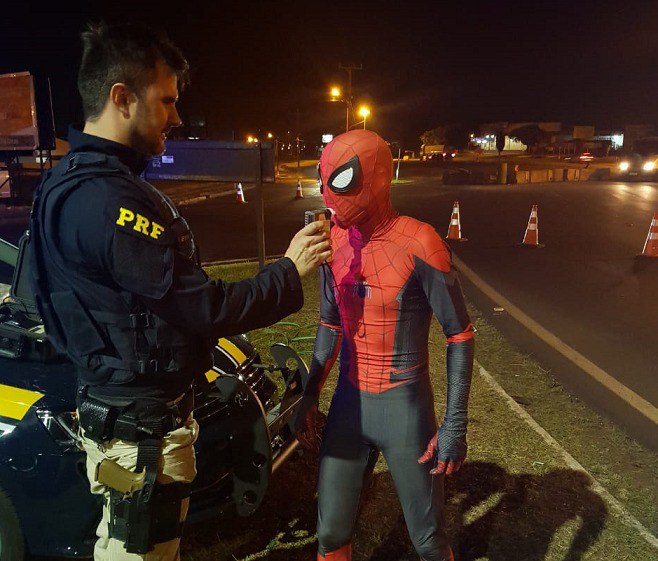 OP CARNAVAL HOMEM ARANHA.jpg