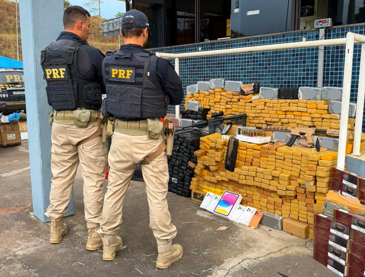 A imagem mostra dois PRFs ao lado de tabletes de drogas