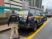 PRF apoia Polícia Federal e prende alvo da Operação Barco de Papel na Via Dutra
