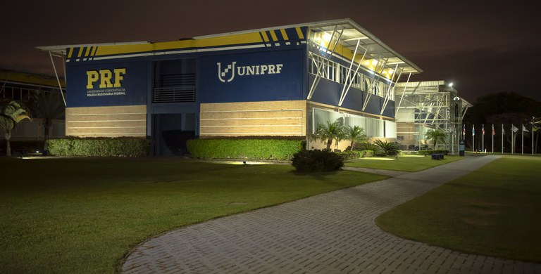 Fachada UniPRF noturna